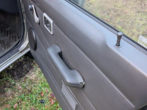 Used 1997 Nissan Pickup XE image 11