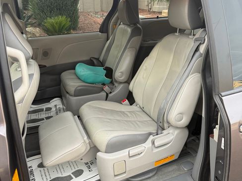 Used 2012 Toyota Sienna Limited w/ Premium Pkg image 10