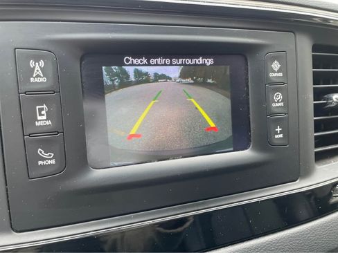 Used 2017 Chrysler Pacifica Touring-L image 17