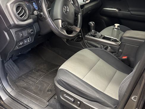 Used 2021 Toyota Tacoma TRD Sport w/ Technology Package image 6