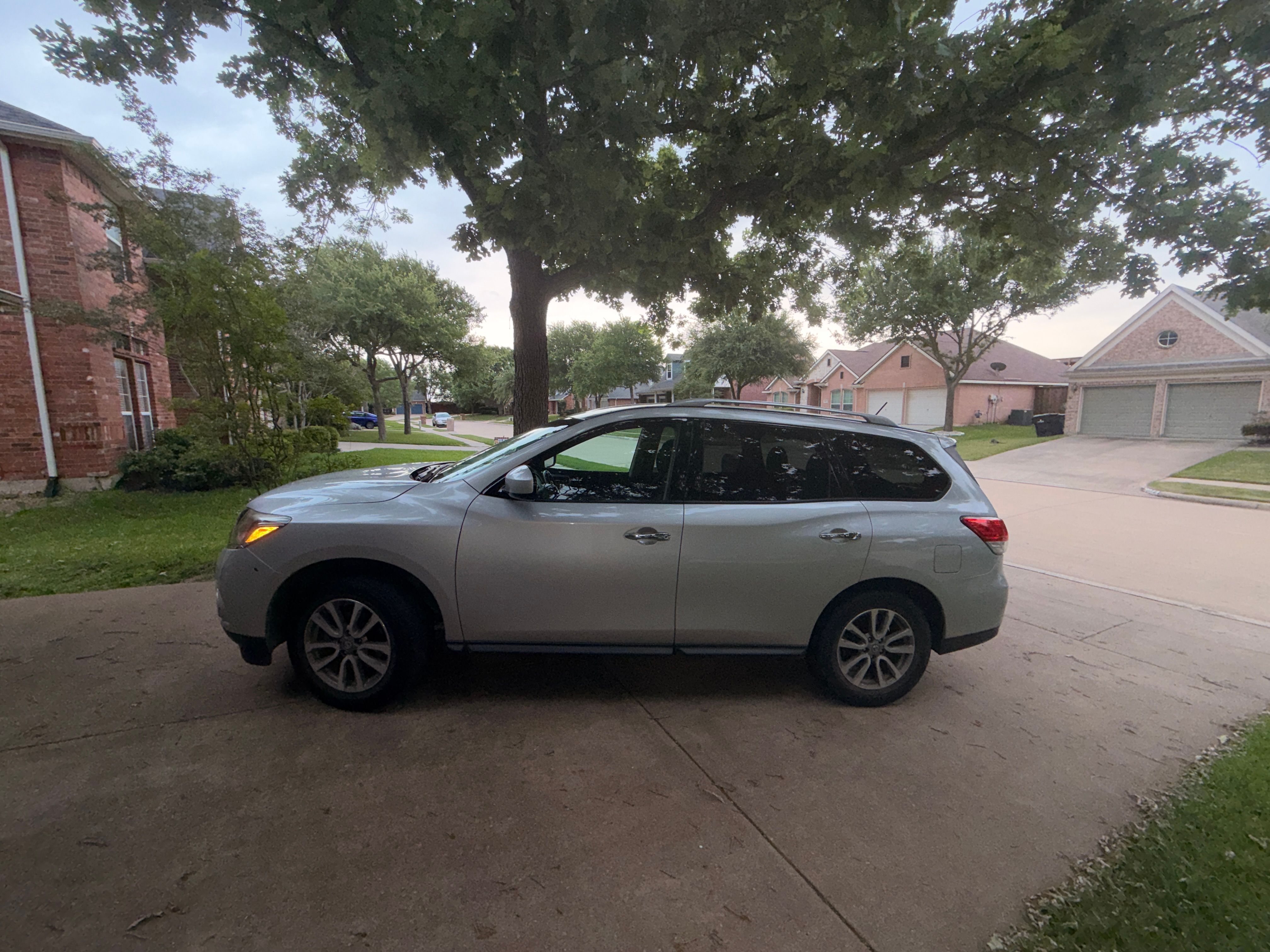 Used 2014 Nissan Pathfinder SV AWD/4WD image 2