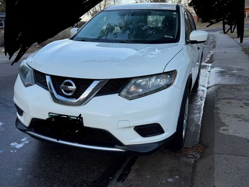 Used 2016 Nissan Rogue S image 2