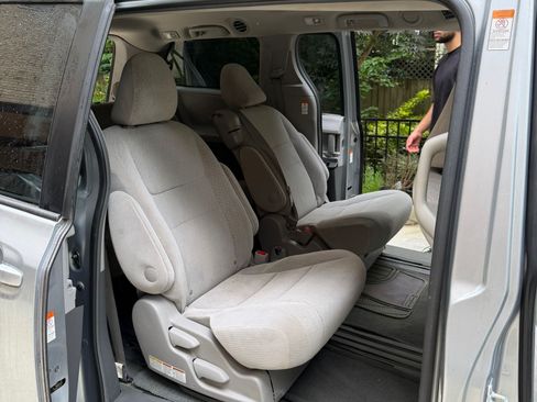 Used 2016 Toyota Sienna LE FWD image 9