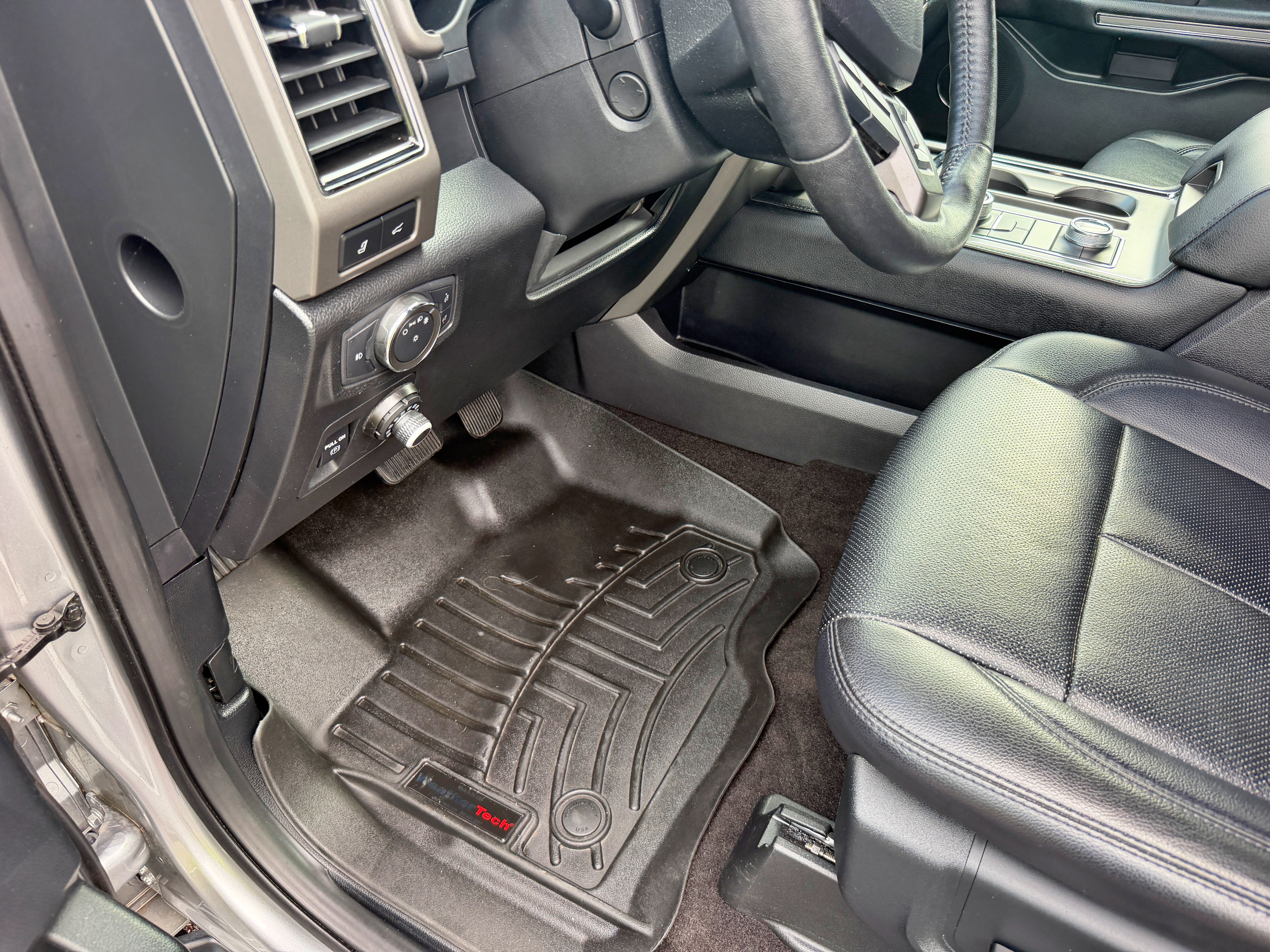 Used 2020 Ford Expedition XLT w/ Equipment Group 202A AWD/4WD image 16