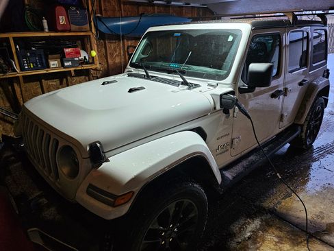 Used 2022 Jeep Wrangler Unlimited Sahara w/ Cold Weather Group image 29