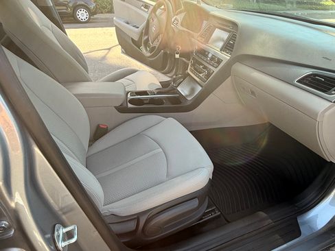 Used 2017 Hyundai Sonata SE w/ Winter Weather Package image 6