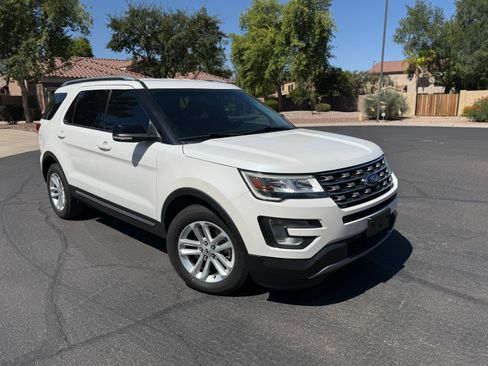 Used 2017 Ford Explorer XLT w/ Equipment Group 202A FWD image 5