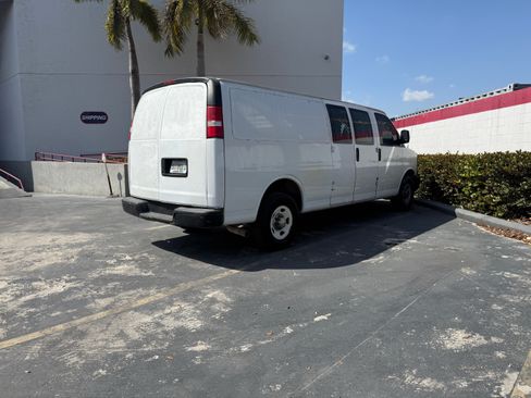 Used 2010 GMC Savana 3500 Extended image 2