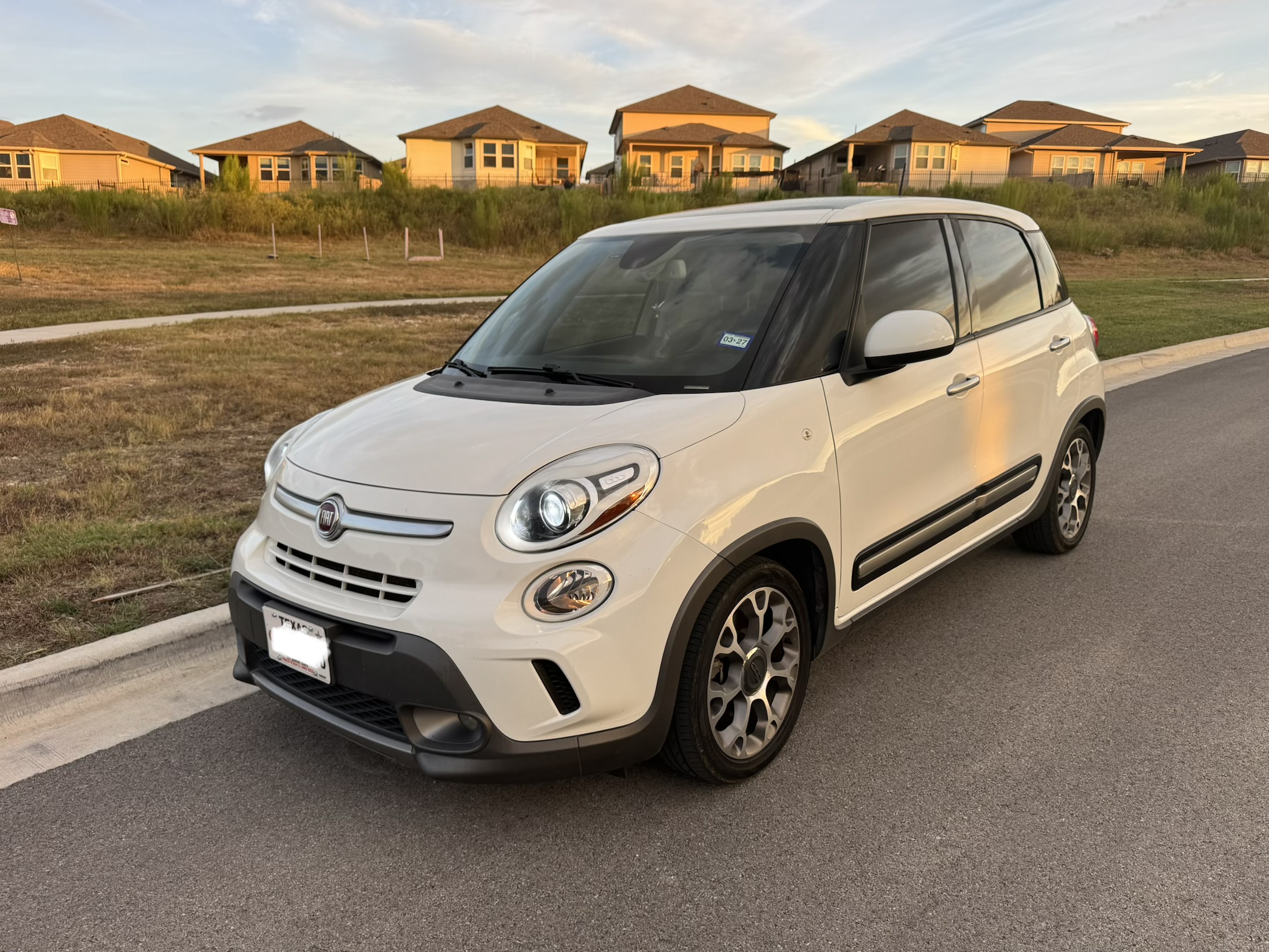 Used 2014 FIAT 500L Trekking w/ Popular Equipment Group FWD image 1