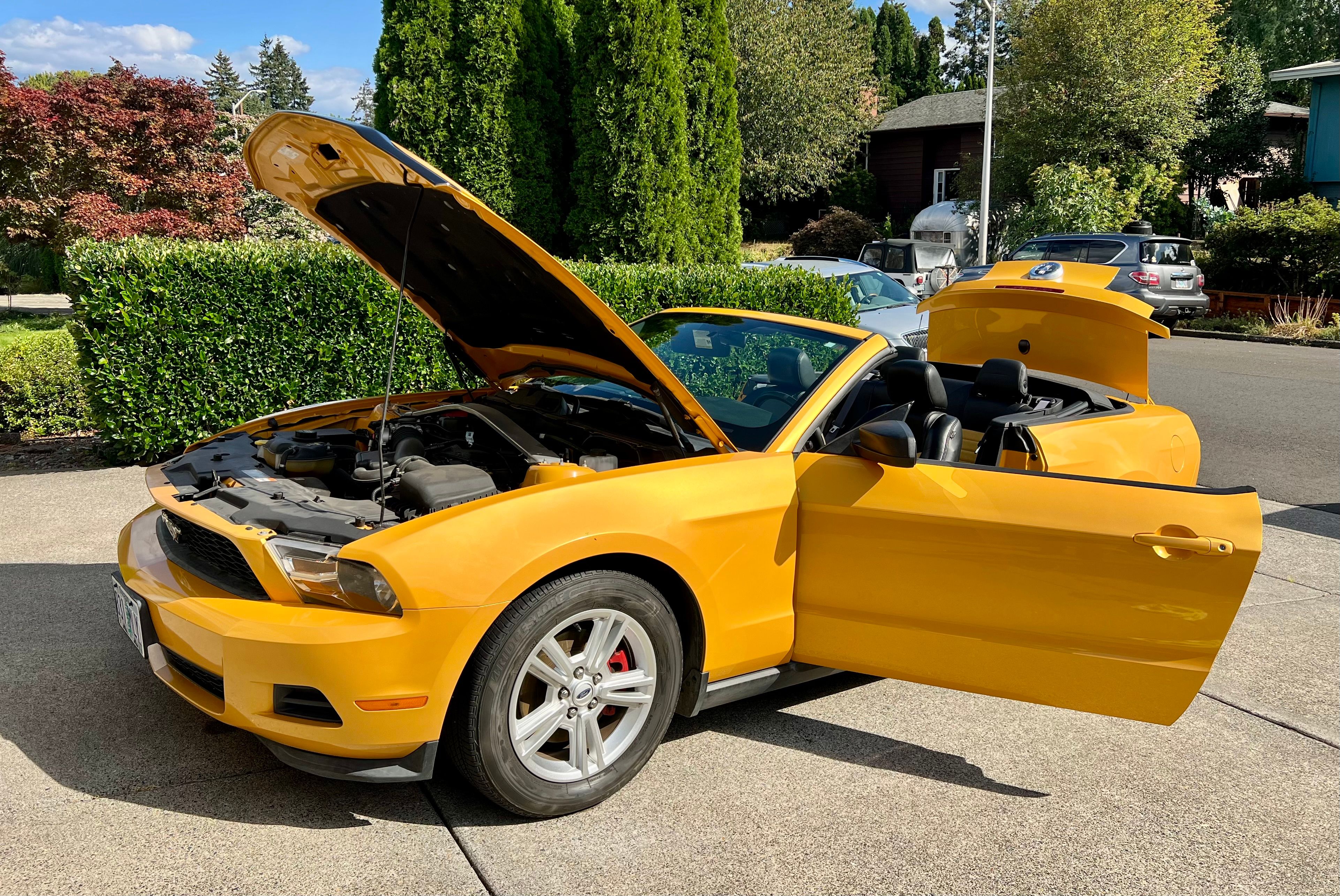 Used 2011 Ford Mustang Premium RWD image 5