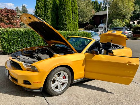 Used 2011 Ford Mustang Premium RWD image 5