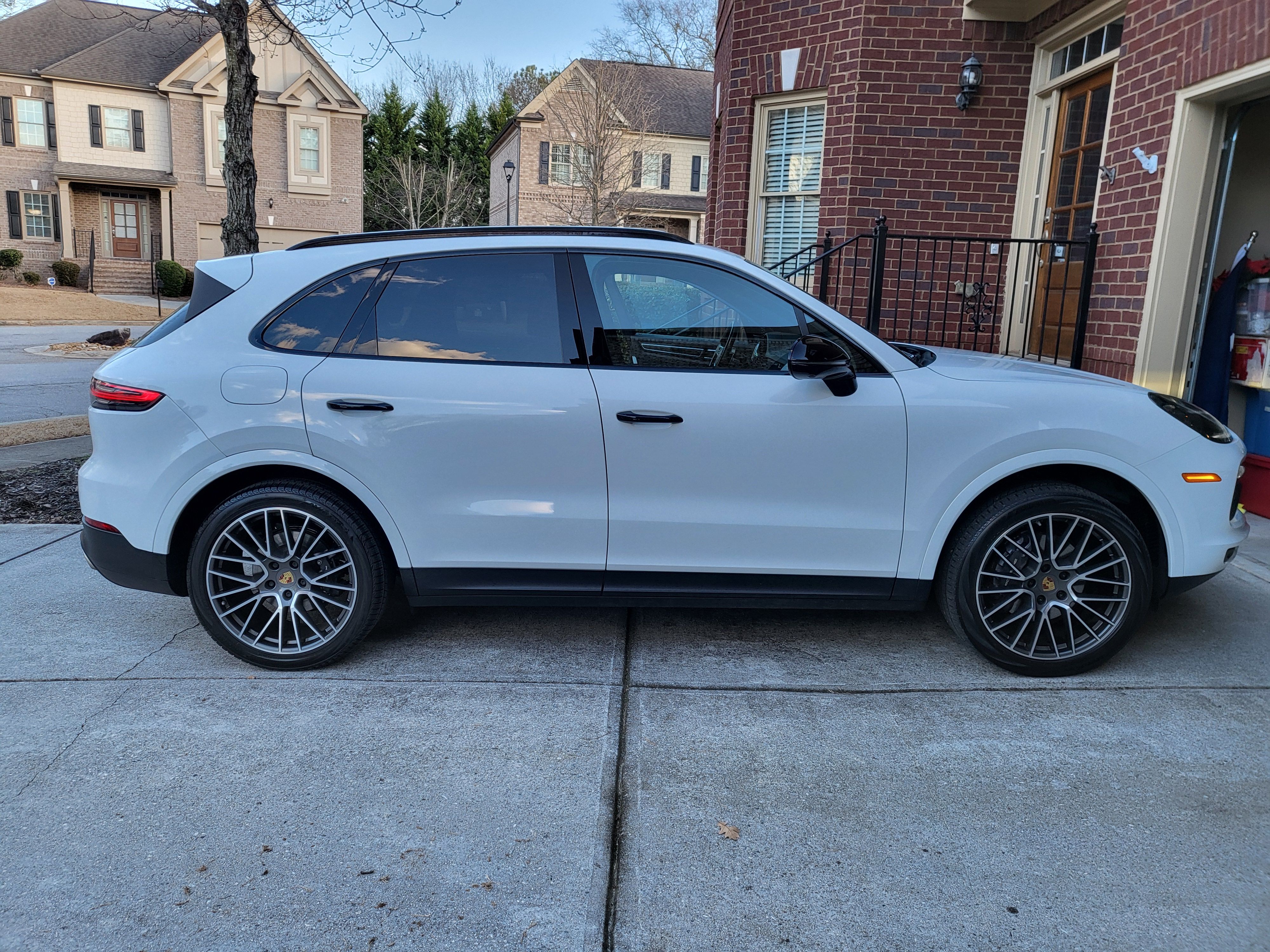 Used 2020 Porsche Cayenne AWD/4WD image 1