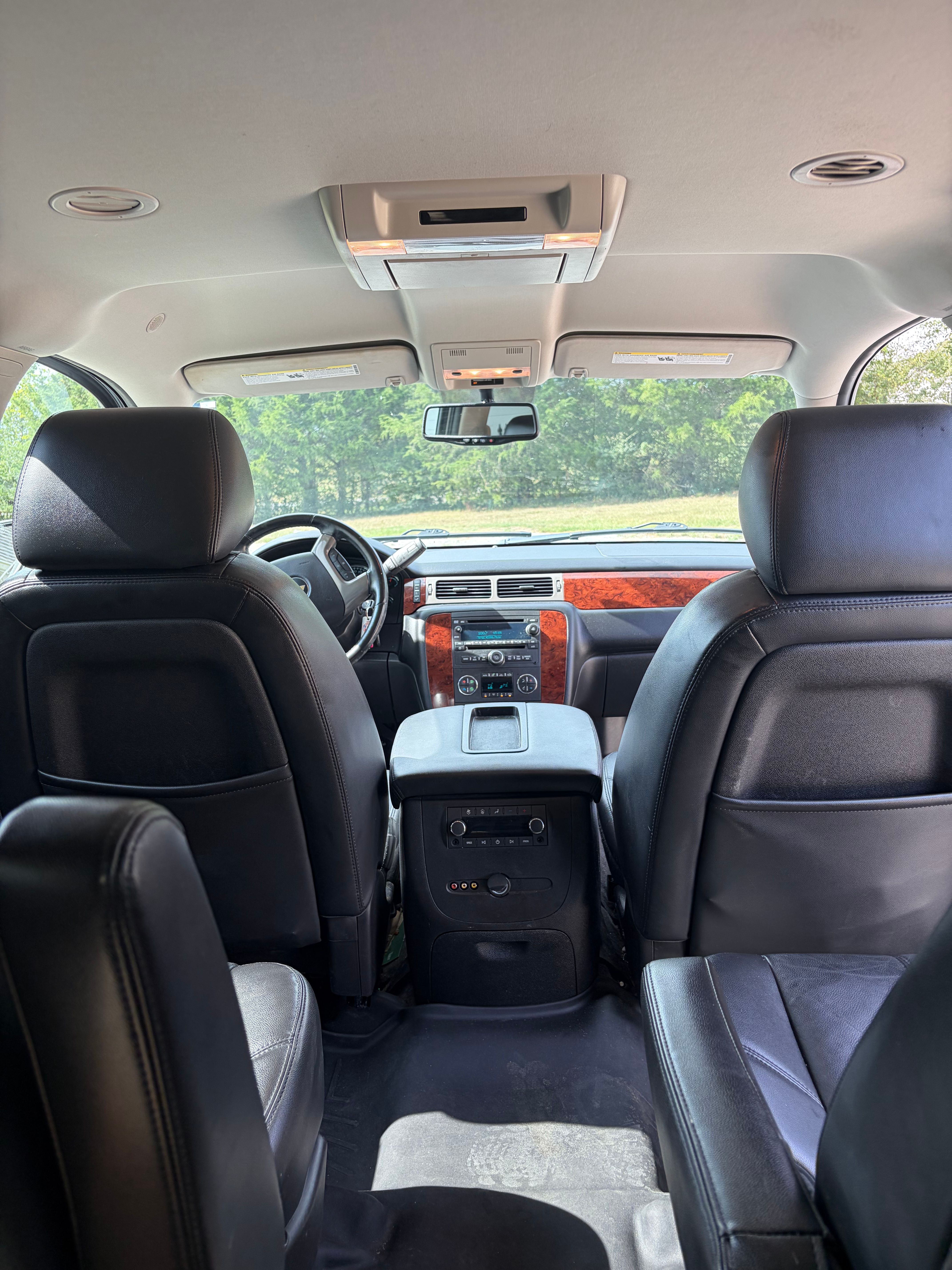 Used 2014 Chevrolet Suburban LT RWD image 15