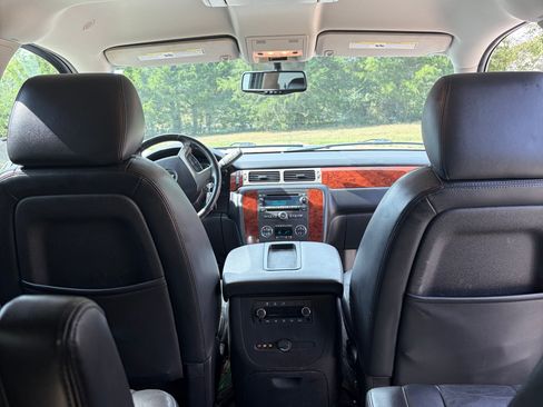 Used 2014 Chevrolet Suburban LT RWD image 15