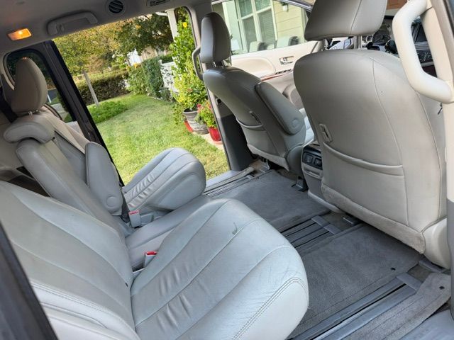 Used 2013 Toyota Sienna XLE w/ Premium Pkg FWD image 9