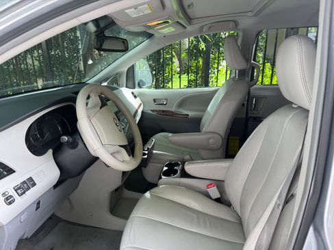 Used 2013 Toyota Sienna XLE image 4
