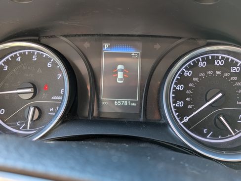 Used 2018 Toyota Camry LE image 6