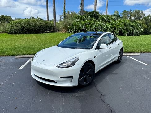 Used 2023 Tesla Model 3 Standard Range image 1