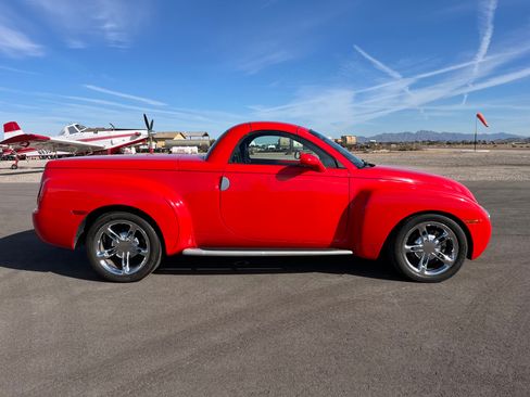 Used 2004 Chevrolet SSR Convertible Pickup 2D w/ Preferred Equipment Group image 9