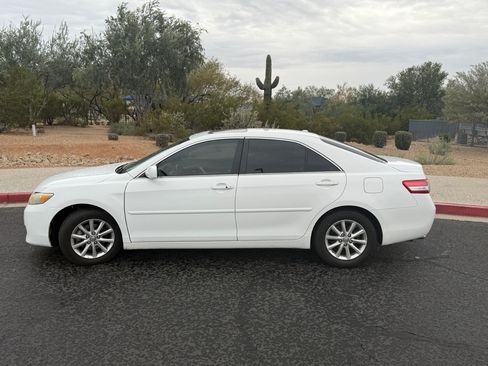 Used 2011 Toyota Camry XLE image 1