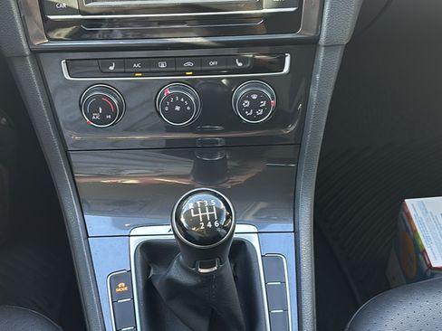 Used 2019 Volkswagen Golf Alltrack S image 11