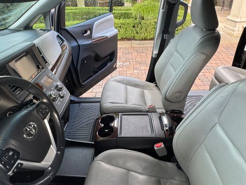 Used 2017 Toyota Sienna Limited Premium image 11