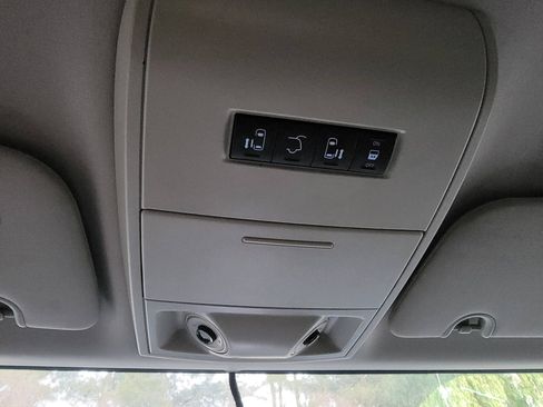 Used 2015 Chrysler Town & Country Touring image 11