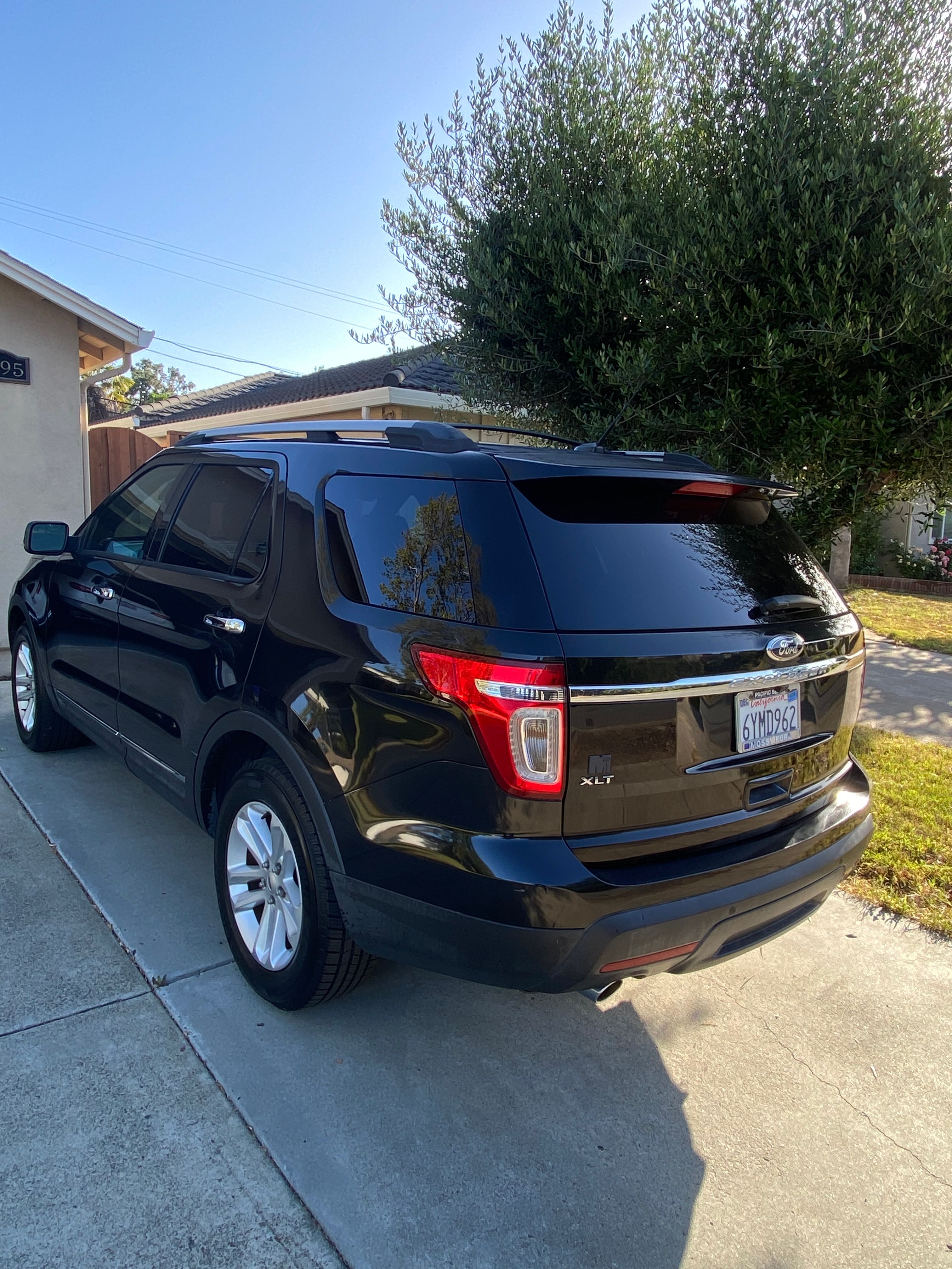 Used 2013 Ford Explorer XLT FWD image 2