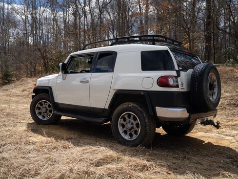 Used 2012 Toyota FJ Cruiser Sport Utility 2D w/ Upgrade Pkg image 5