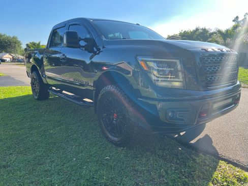 Used 2019 Nissan Titan SV w/ SV Convenience Package image 2
