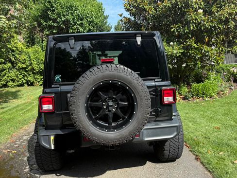 Used 2022 Jeep Wrangler Unlimited Sahara w/ Cold Weather Group AWD/4WD image 8