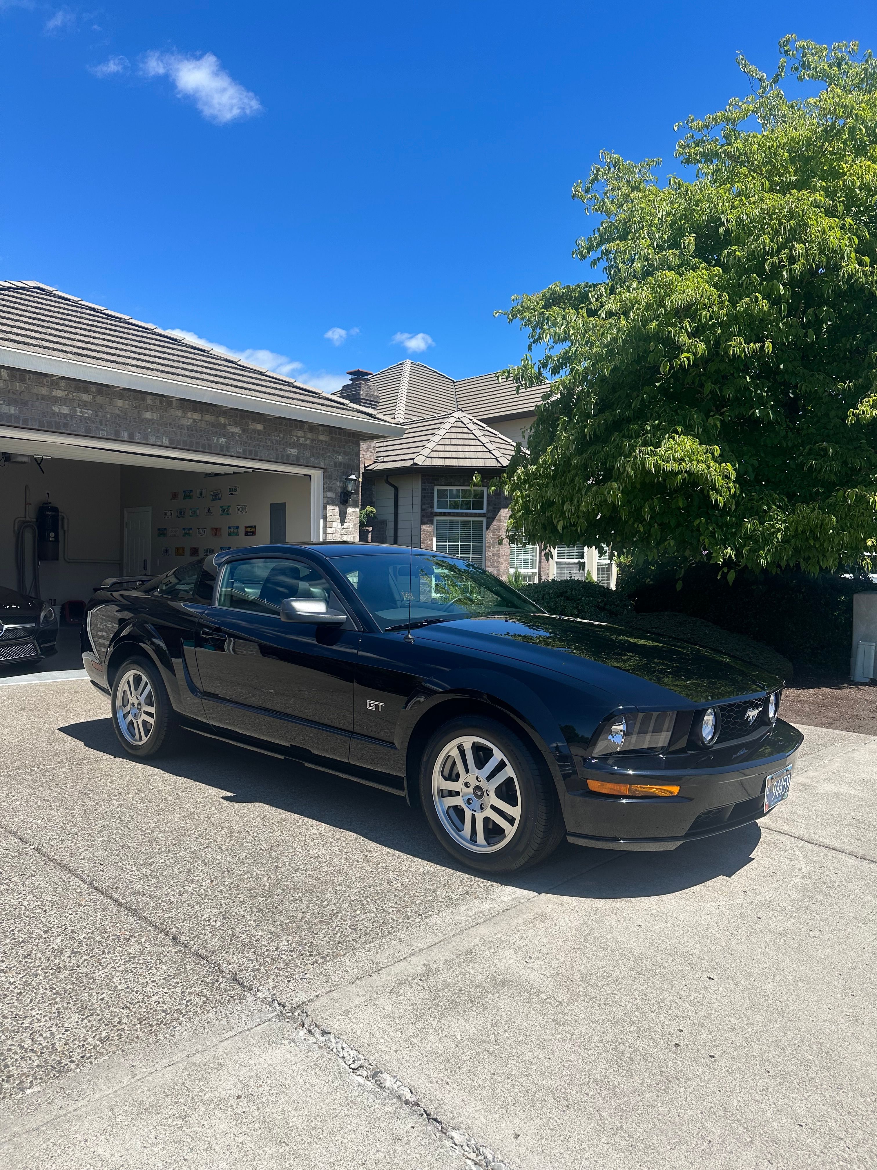 Used 2005 Ford Mustang GT Premium RWD image 1