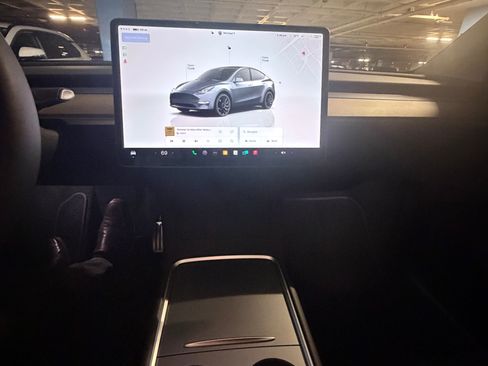 Used 2023 Tesla Model Y Performance image 10