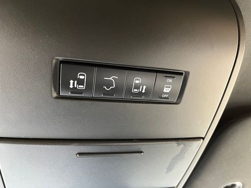 Used 2018 Dodge Grand Caravan SXT image 18