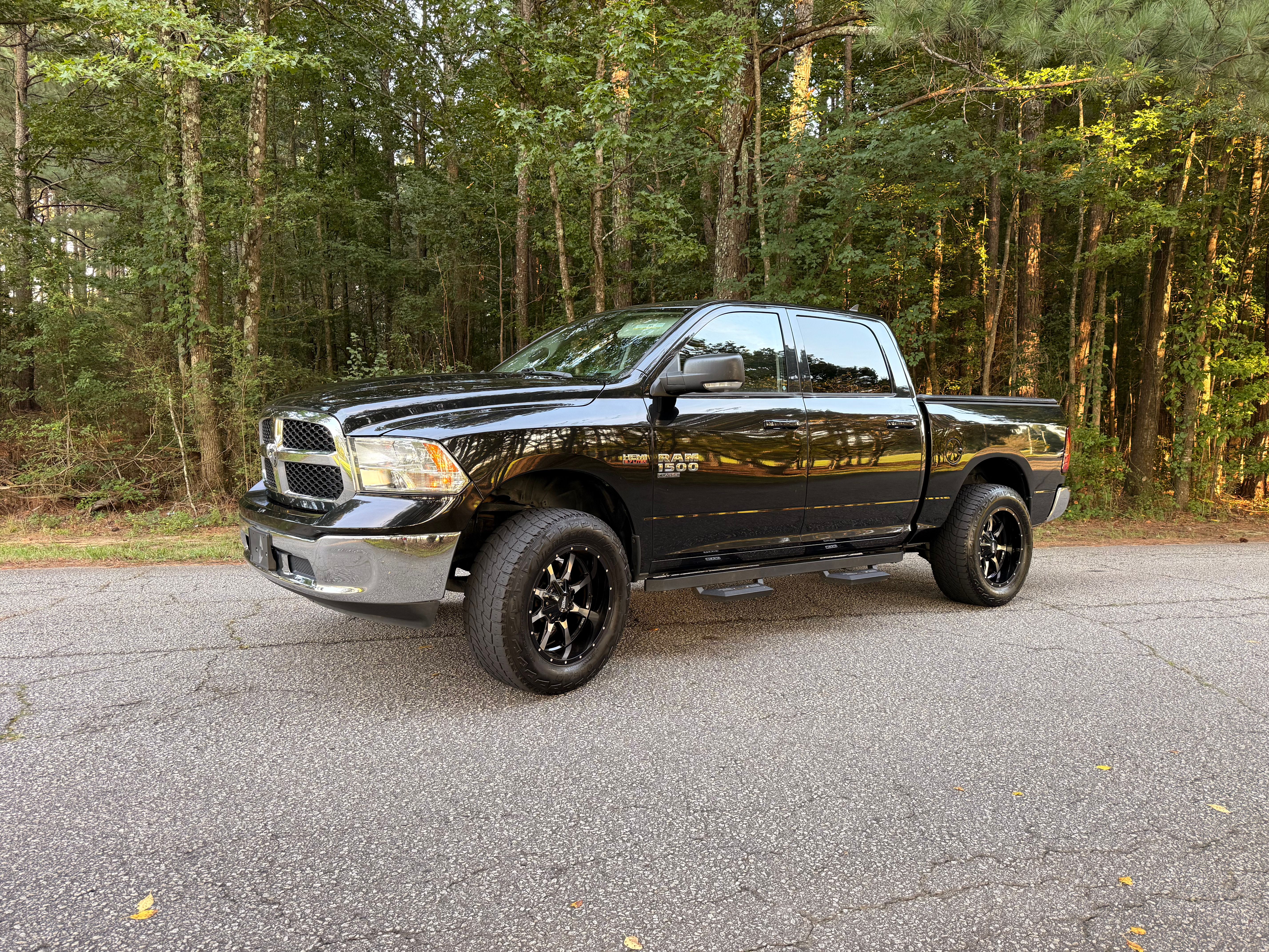 Used 2019 RAM 1500 Classic SLT w/ Luxury Group RWD image 13