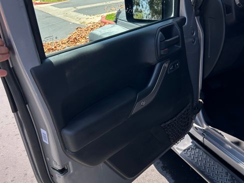 Used 2018 Jeep Wrangler Unlimited Sport S image 13