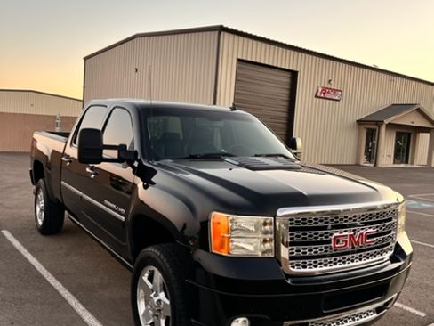 Used 2014 GMC Sierra 2500 Denali w/ Suspension Package, Off-Road image 2