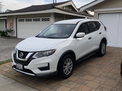 Used 2017 Nissan Rogue S image 1