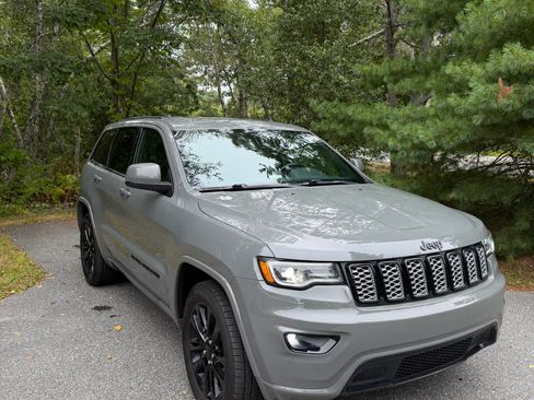 Used 2020 Jeep Grand Cherokee Altitude RWD image 4