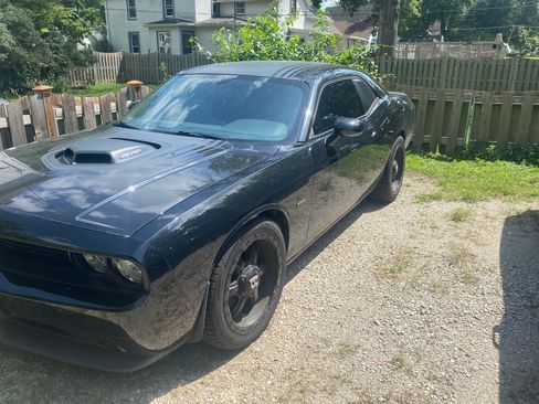 Used 2014 Dodge Challenger R/T RWD image 2