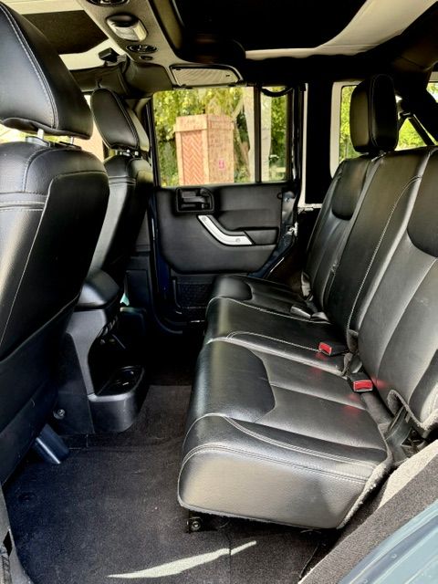 Used 2016 Jeep Wrangler Unlimited Sahara w/ Connectivity Group AWD/4WD image 15