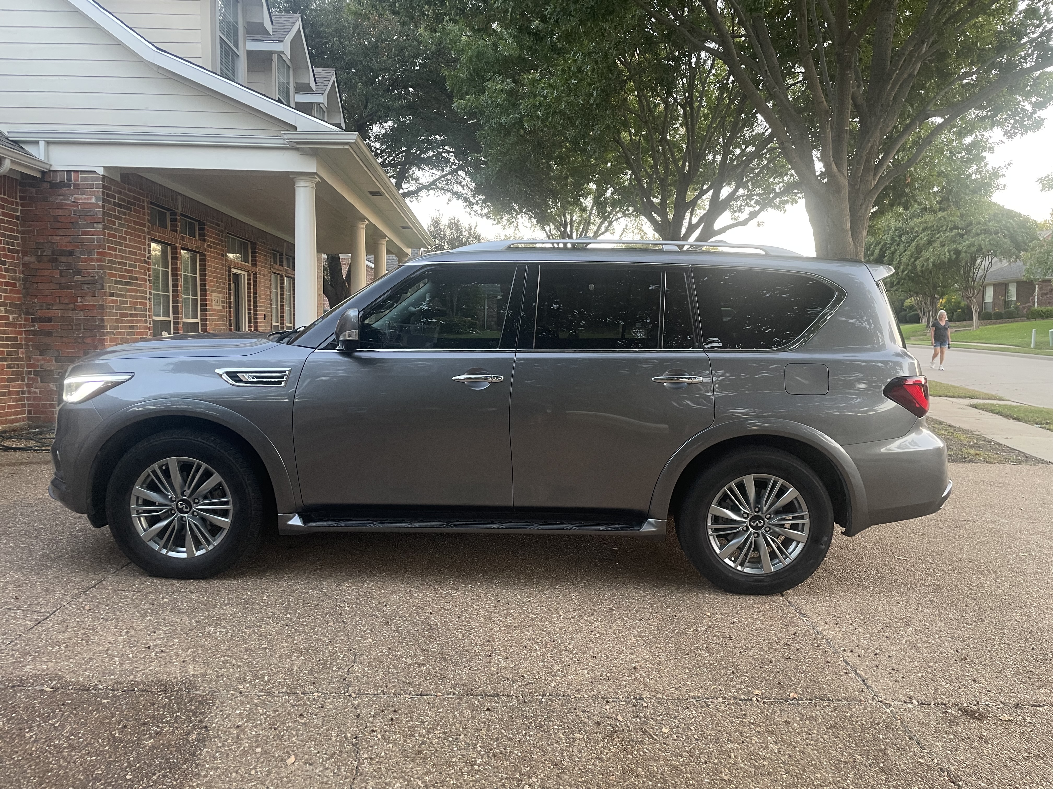 Used 2021 INFINITI QX80 Luxe w/ Cargo Package RWD image 2