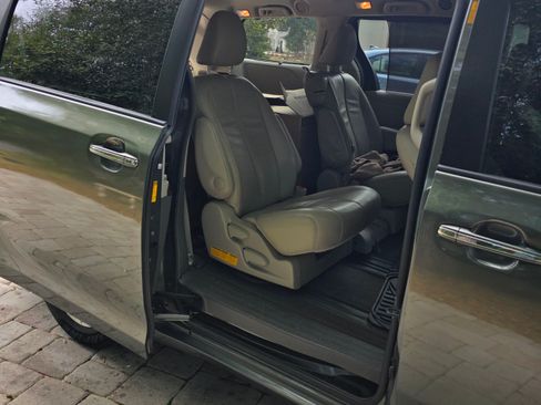 Used 2014 Toyota Sienna Limited image 2