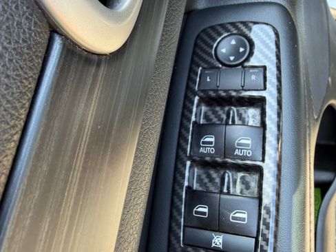 Used 2019 Jeep Grand Cherokee Laredo AWD/4WD image 4