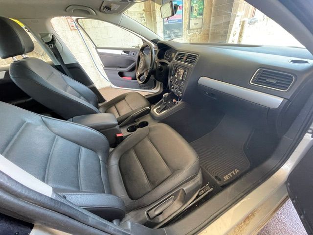 Used 2012 Volkswagen Jetta TDI FWD image 17