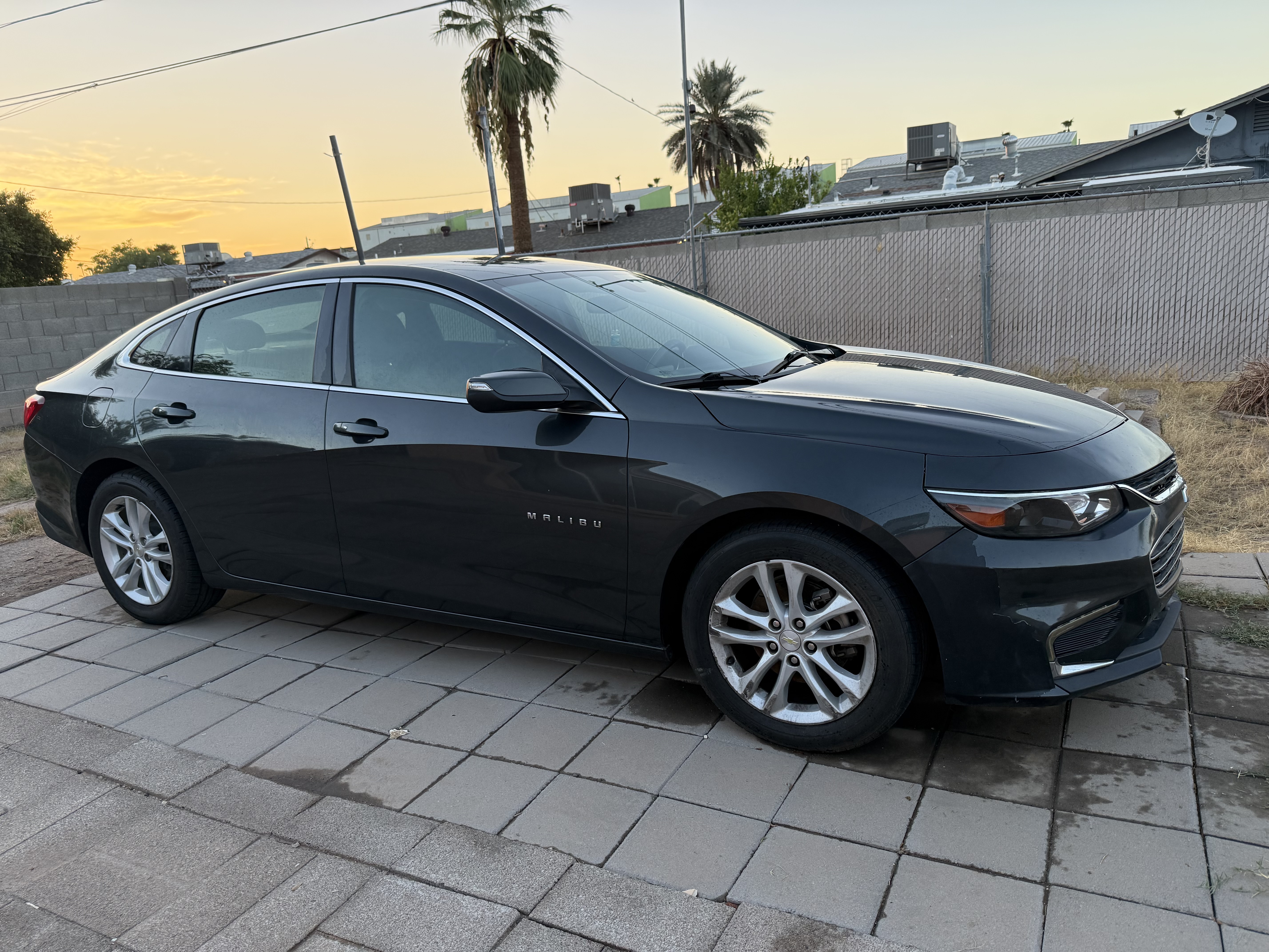 Used 2018 Chevrolet Malibu LT FWD image 1