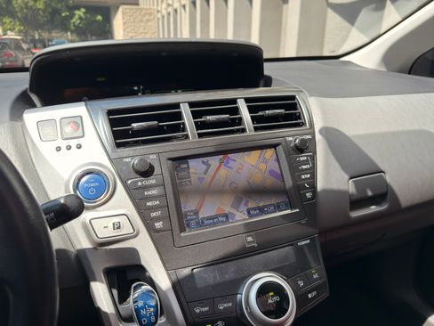 Used 2013 Toyota Prius V Five image 6