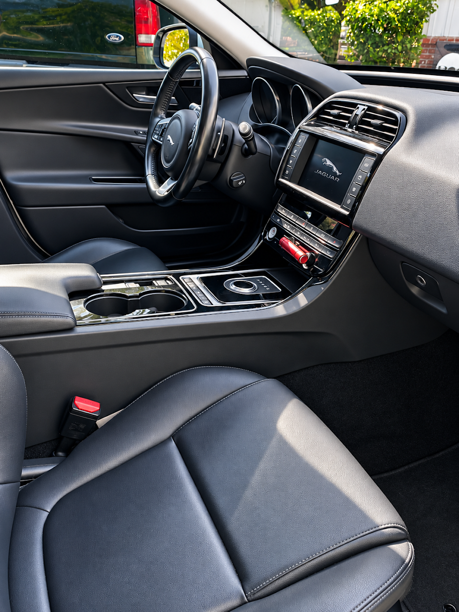 Used 2017 Jaguar XE RWD image 12