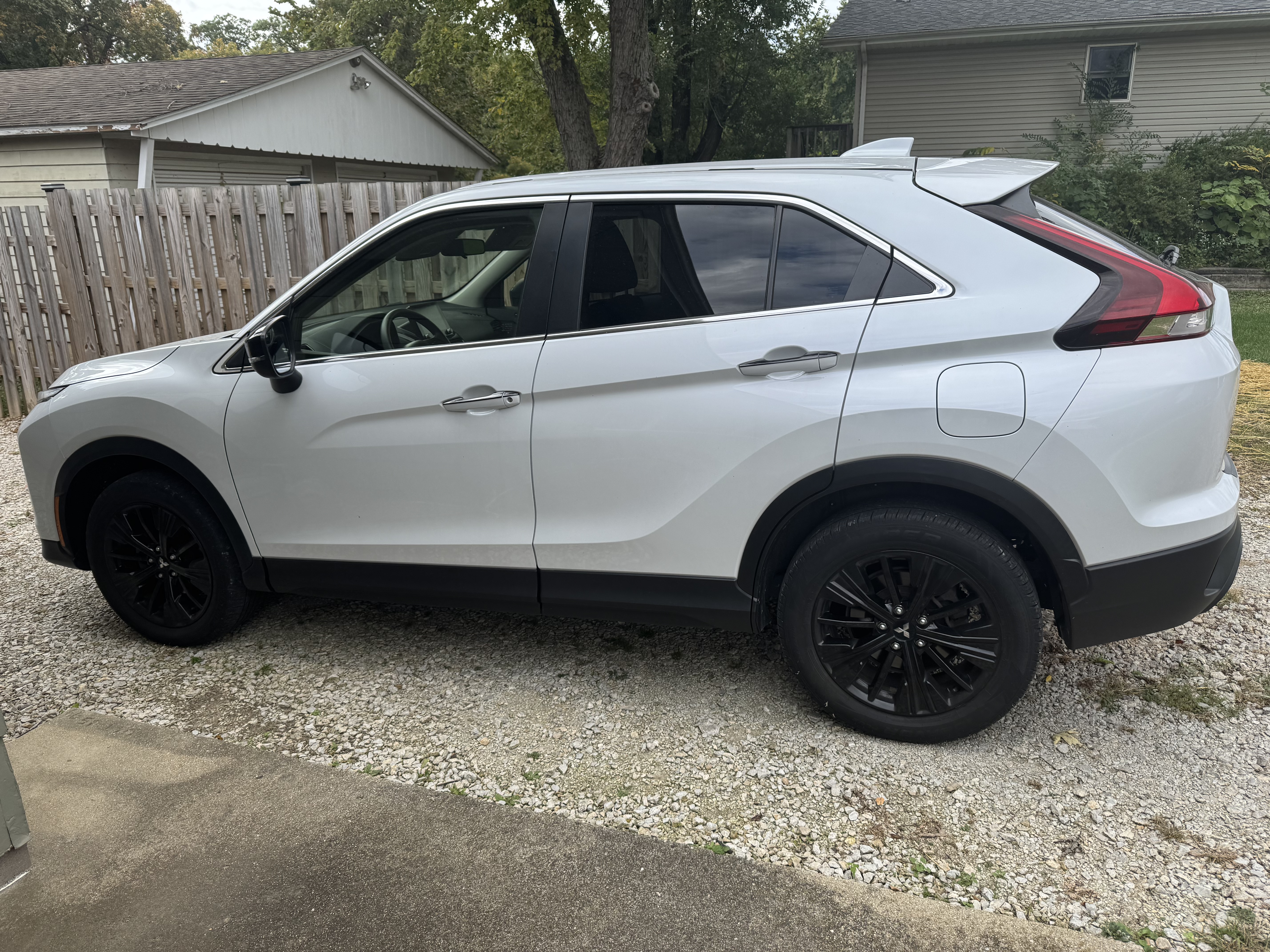 Used 2022 Mitsubishi Eclipse Cross LE AWD/4WD image 2