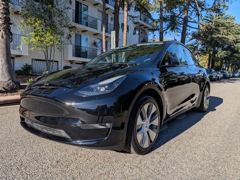 Used 2023 Tesla Model Y Long Range image 5